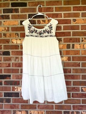 Max Studio Sleeveless Cotton Embroidered and lined white Minidress Size Large